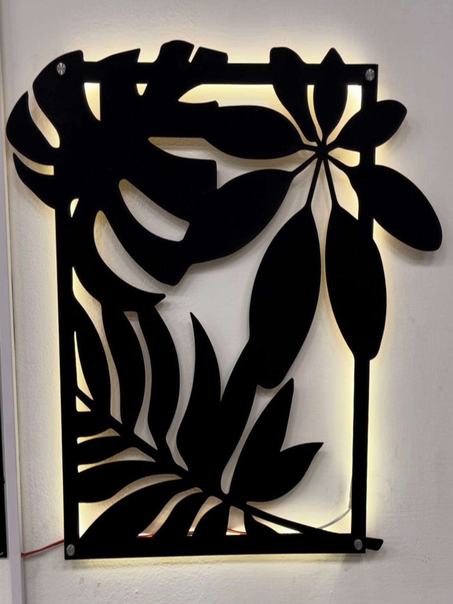 Vibrant 3D jungle leaf neon wall art, green foliage, illuminated tropical decor, modern home accent.