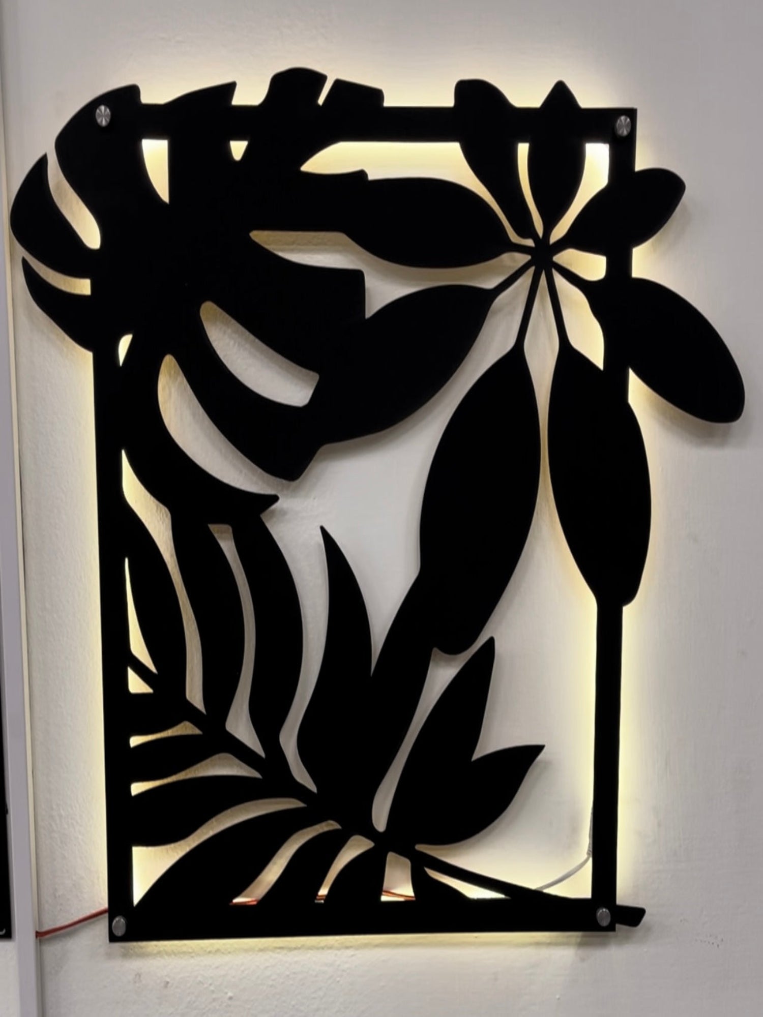 Vibrant 3D jungle leaf neon wall art, green foliage, illuminated tropical decor, modern home accent.