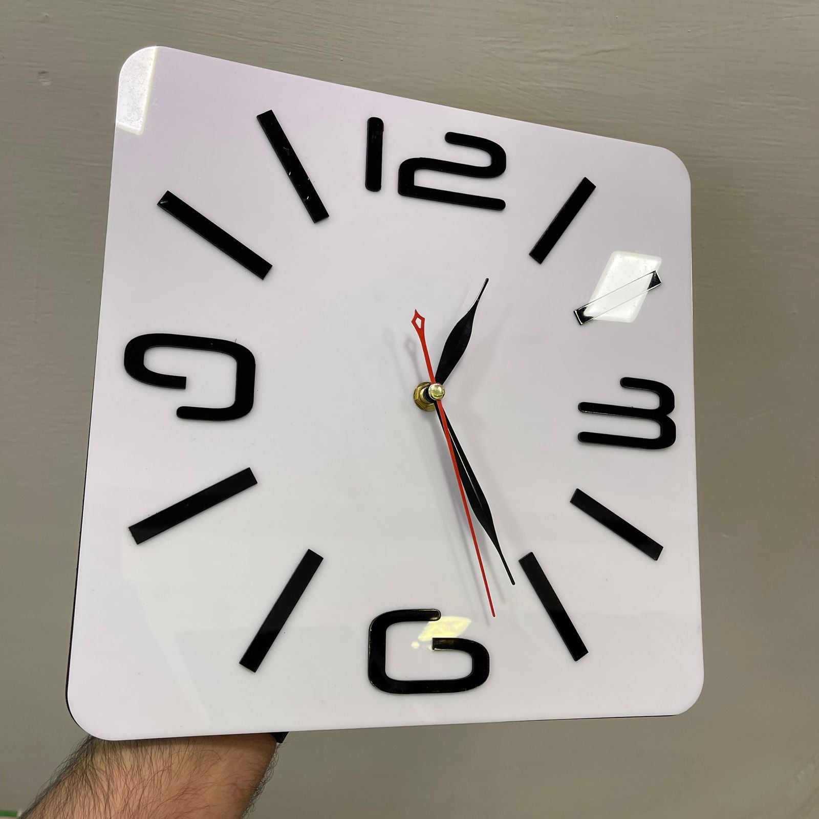 White and Black Shinny Acrylic luxury style wall clock - Image 4